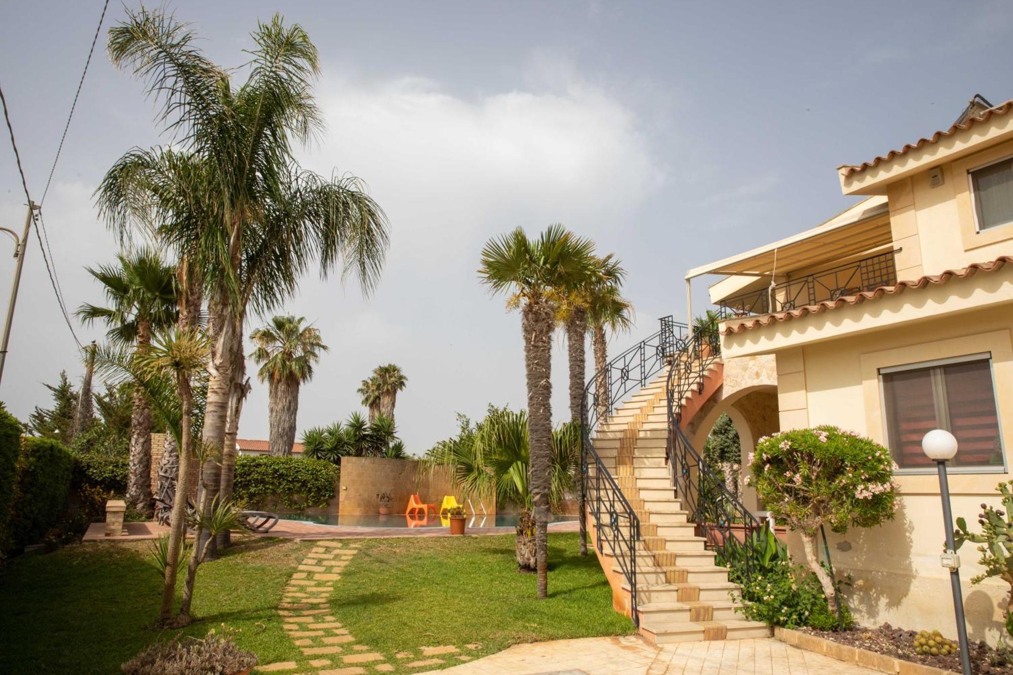 Libeccio With Shared Swimming Pool, At 200 Meters From The Beach, Solarium And Private Parking Dom wakacyjny